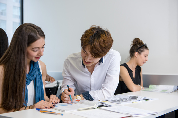 Teacher apoyando a su estudiante