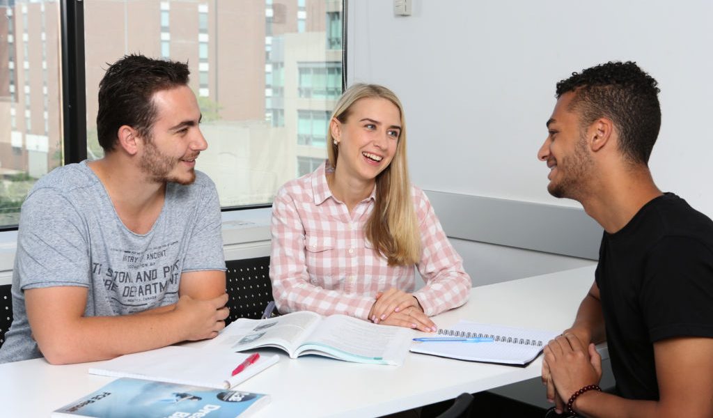 Estudiantes practicando otro idioma en el extranjero