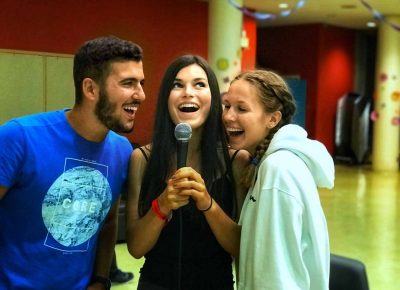 Estudiantes de inglés haciendo karaoke en el campamento de verano 2022 en Toronto