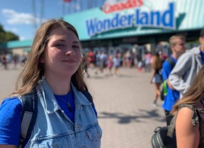 Adolescente sonriendo y feliz conociendo Canada's Wonderland