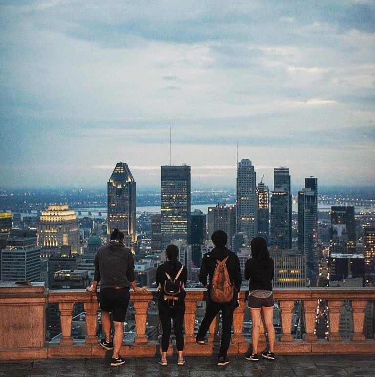 Fotografía de jóvenes conociendo Montreal y al mismo tiempo practica inglés